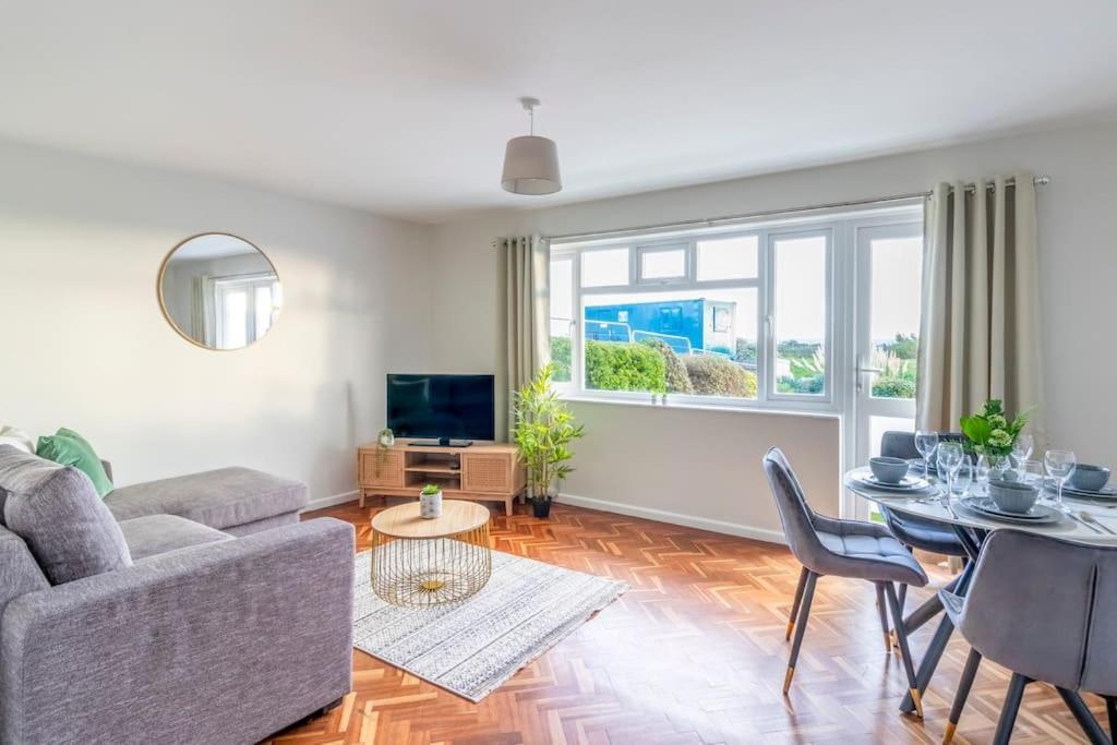 Spacious Sea View 2 Bedroom Sleeps 6-Free Parking Bournemouth Exterior foto