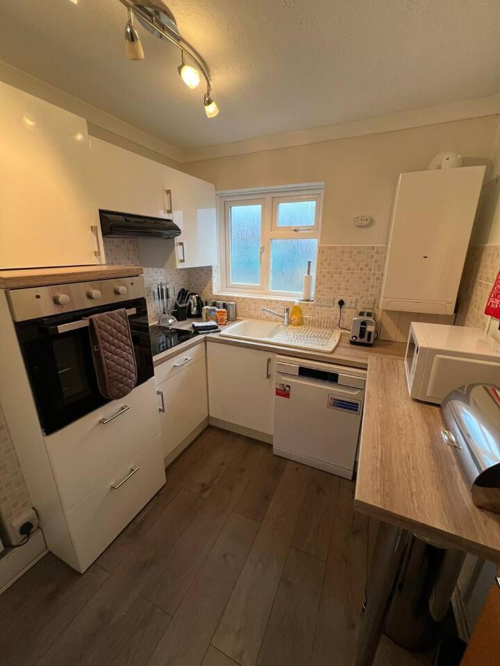 Spacious Sea View 2 Bedroom Sleeps 6-Free Parking Bournemouth Exterior foto
